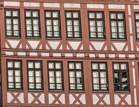 Vergleich der Sicht bei einer Makuladegeneration im Anfangsstadium vs. fortgeschrittenes Stadium und Endstadium bei einer Makuladegeneration