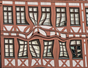 Vergleich der Sicht bei einer Makuladegeneration im Anfangsstadium vs. fortgeschrittenes Stadium und Endstadium bei einer Makuladegeneration