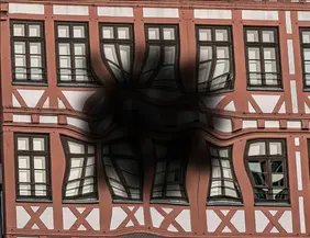 Vergleich der Sicht bei einer Makuladegeneration im Anfangsstadium vs. fortgeschrittenes Stadium und Endstadium bei einer Makuladegeneration