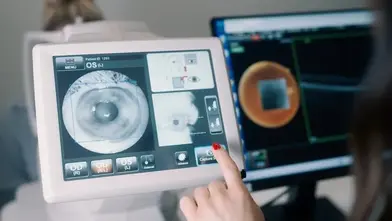 Hauptuntersuchung für das Augenlasern mit modernsten Geräten