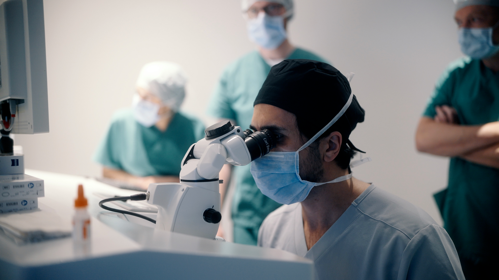  Augenarzt Frankfurt Prof. Dr. Mehdi Shajari bei der Behandlung für Altersweitsichtigkeit 