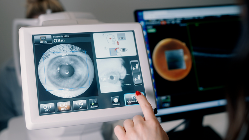 Hauptuntersuchung für das Augenlasern mit modernsten Geräten