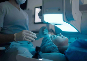 Augenlaser Operation durch Prof. Mehdi Shajari mit einem Patienten in Frankfurt