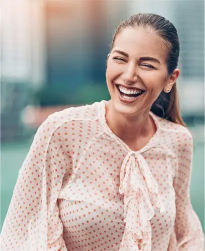 Lächelnder Mann und lächelnde Frau am Strand
