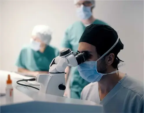 Augenarzt Shajari beim Augenlasern in Frankfurt mit der Femto-LASIK