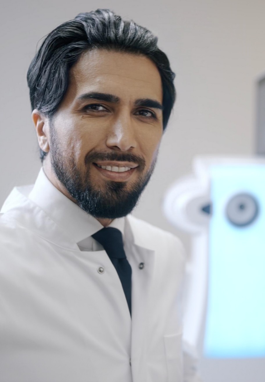 Augenarzt Frankfurt Prof. Shajari vor dem Augenlaser Visumax 800