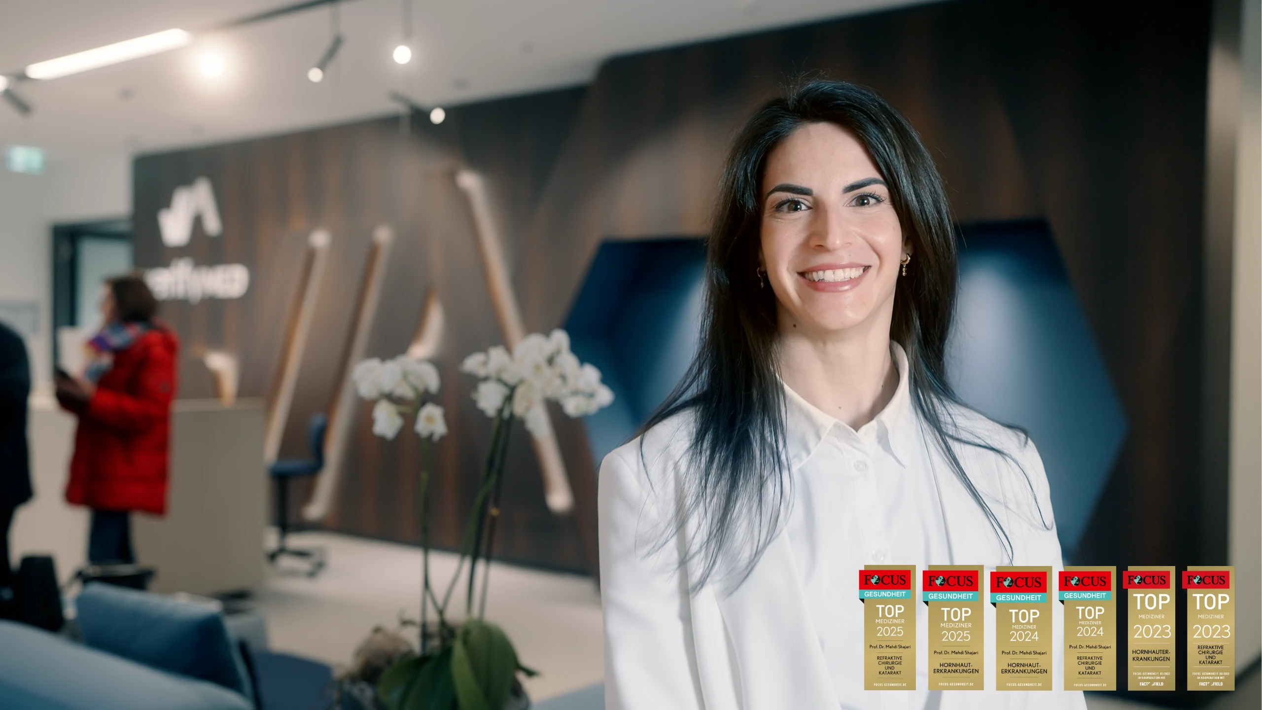 Augenarzt Frankfurt Ivana Pavlovic in ihrer Praxis von dr.vision