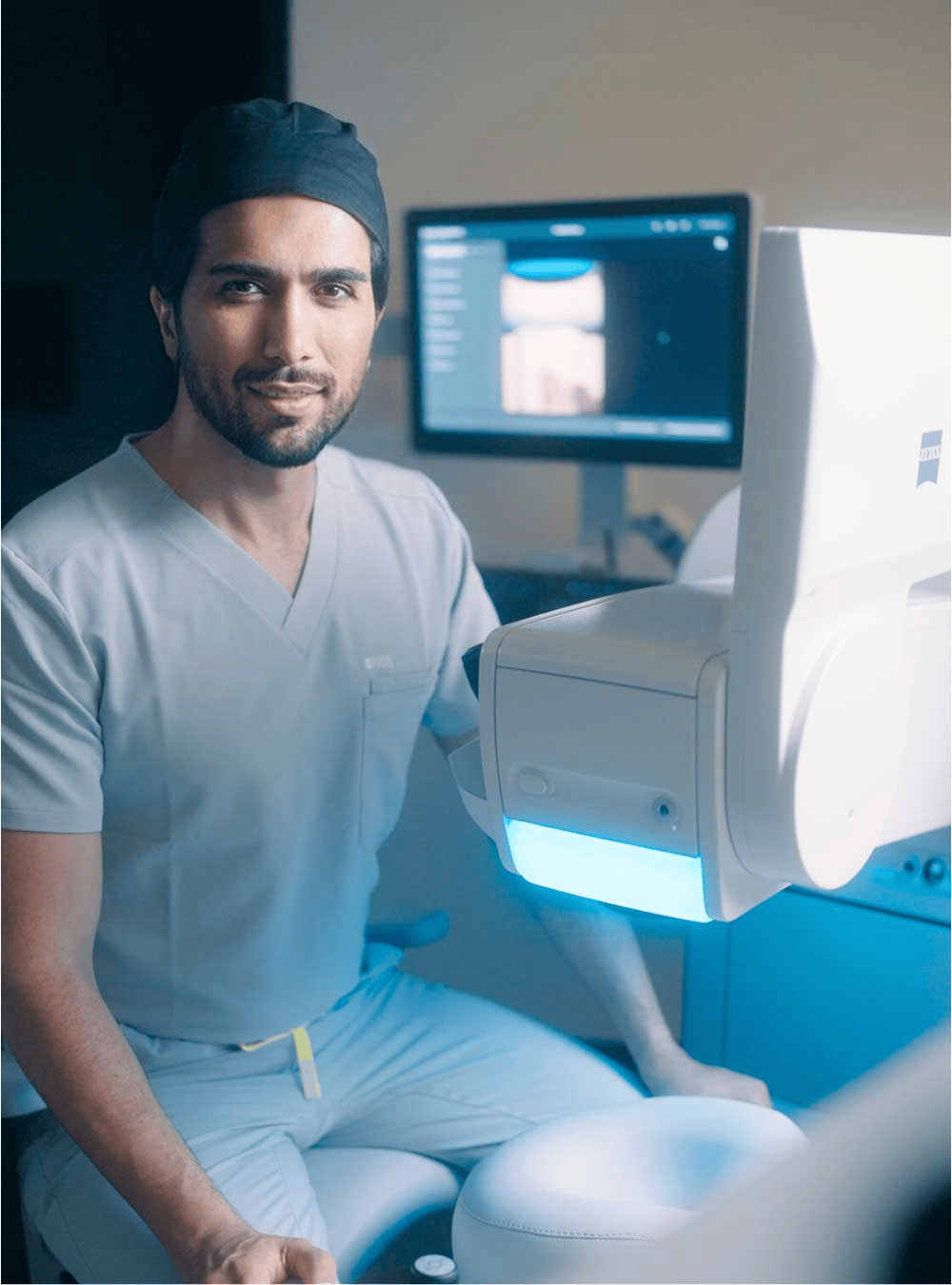 Augenarzt Frankfurt Professor Mehdi Shajari in OP-Kleidung vor dem Augenlaser Visumax 800 von Zeiss