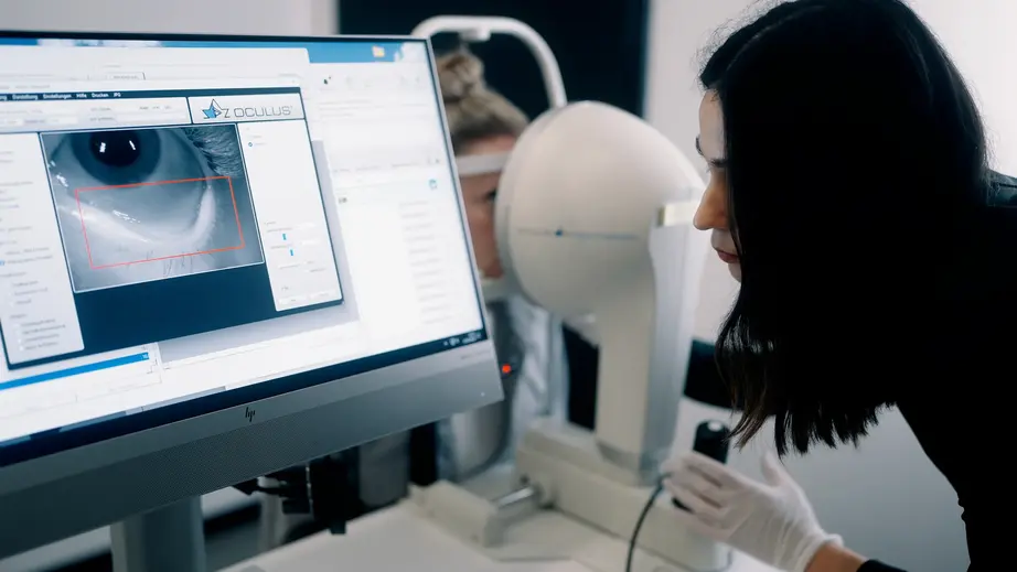 Patient bei der Hauptuntersuchung der Augen