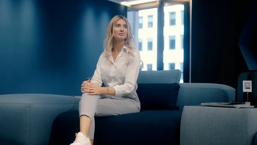  Medizinische Fachkraft von der Augenarztpraxis dr. vision aus Frankfurt bei der Messung mit einem Patienten