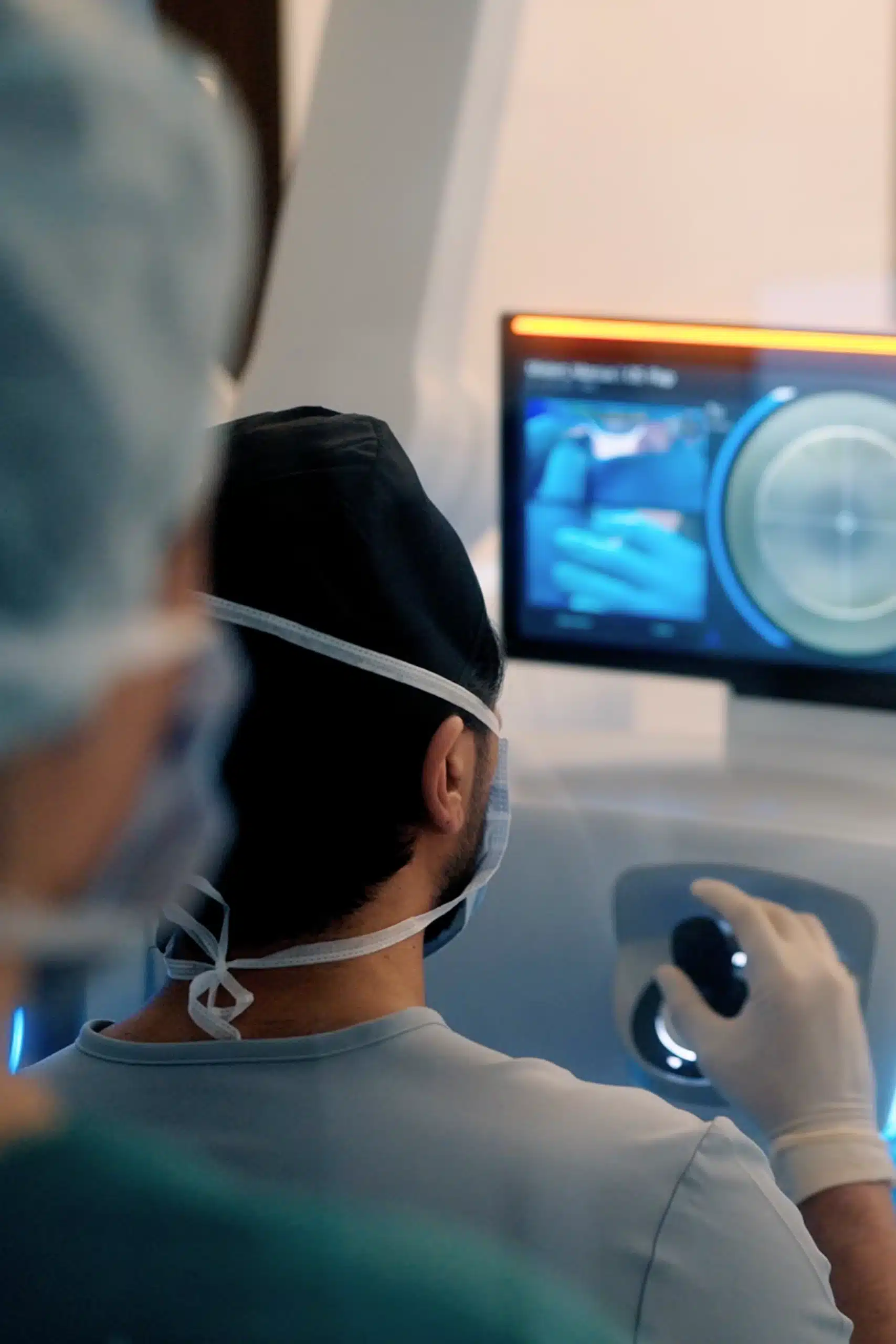 Augenarzt Frankfurt Professor Mehdi Shajari in OP-Kleidung vor dem Augenlaser Visumax 800 von Zeiss