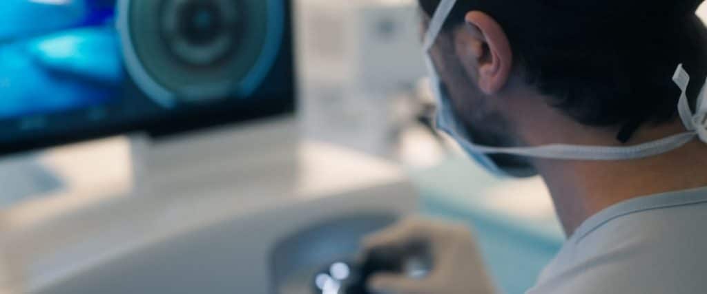 Augenarzt & Augenlasern Frankfurt dr.vision Professor Dr. Shajari von Dr. Vision examining equipment in clinic