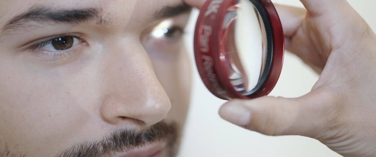 Welche Augentropfen passen zu mir? Tränenersatzmittel nach Wirkstoff erklärt