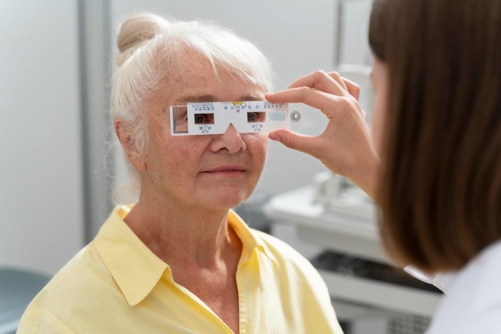 Augenarzt & Augenlasern Frankfurt dr.vision Cataract testing to an old lady